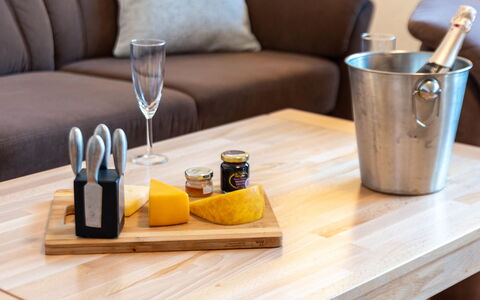 Ferienwohnung Schäfer: Meubles, Vaisselle, Table, Bois, Aliments, Serveware, Ingrédient, Drinkware, Dur