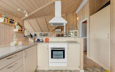 Märta - 250M from the Sea: Cuisine, Comptoir, Appareil De Cuisine, Design Intérieur, Sol, Bois, Principaux Appliance, Plafond, Cabinetry, Sol