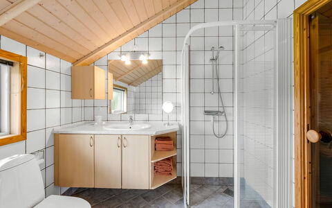 Märta - 250M from the Sea: Luminaire Plomberie, Évier, Sol, Design Intérieur, Lavabo, Bois, Sol, Salle De Bains, Robinet, Plafond