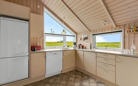 Märta - 250M from the Sea: Bois, Sol, Design Intérieur, Plafond, Sol, Cuisine, Pièce, Cabinetry, Appareil De Cuisine, Comptoir