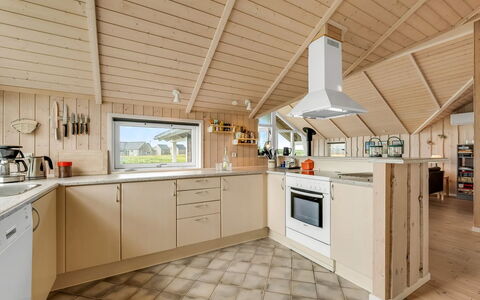 Märta - 250M from the Sea: Cuisine, Design Intérieur, Sol, Bois, Plafond, Comptoir, Sol, Cabinetry, Appareil De Cuisine, Meubles