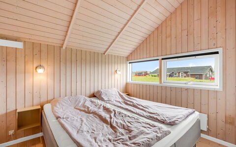 Märta - 250M from the Sea: Bois, Tache De Bois, Dur, Plafond, Planche, Chambre, Literie, Contre-Plaqué, Lit, Daylighting