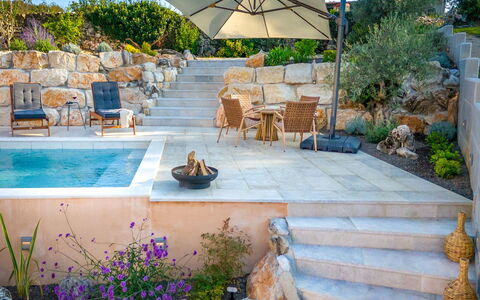 Botra Maria Luxury: Plante, Propriété, L'Eau, Pot De Fleur, Chaise, Botanique, Mobilier De Jardin, Ciel, Design Intérieur, Arbre