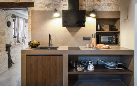 Botra Maria Luxury: Cabinetry, Comptoir, Propriété, Meubles, Bois, Rayonnage, Cuisine, Design Intérieur, Cuisinière, Bâtiment
