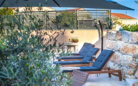 Botra Maria Luxury: Plante, Propriété, Meubles, Bleu Azur, Mobilier De Jardin, Ombre, Bâtiment, Extérieur Banc, Ciel, Loisir