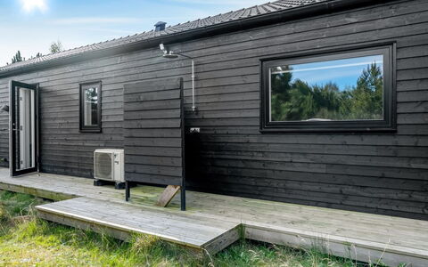 Jale - 900M from the Sea: Maison, Chalet, Toit, Batiments Jardin, Ombre, Cabanon, Arrière-Cour, Mobilier De Jardin, Cour, Pelouse