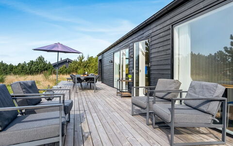 Jale - 900M from the Sea: Meubles, Design Intérieur, Sol, Sol, Plafond, Pièce, Chaise, Table, Appartement, Table Cuisine Et Salle A Manger