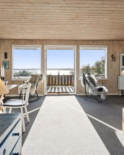 Vanna - 500M from the Sea