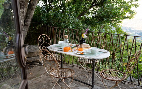 La Casa Sul Forte: Table, Meubles, Plante, Tableau De Plein Air, Chaise, Vaisselle, Mobilier De Jardin, Arbre, Immobilier, Bois