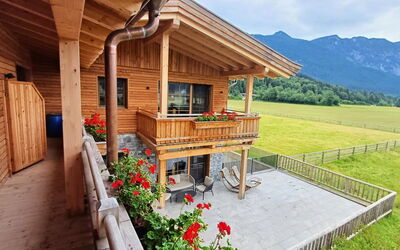 Langkampfen 200: Fleur, Plante, Propriété, Ciel, Bâtiment, Nuage, Fenêtre, Bois, Chalet, Pot De Fleur