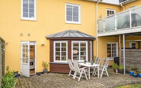 Maelle - 150M from the Sea: Fenêtre, Porte, Maison, Domicile, Toit, Chalet, Porche, Cour, Biens, Chaise