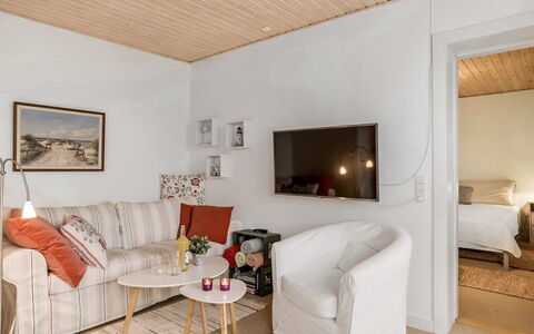 Maelle - 150M from the Sea: Meubles, Design Intérieur, Canapé, Sol, Mur, Sol, Pièce, Bois, Plafond, Salon