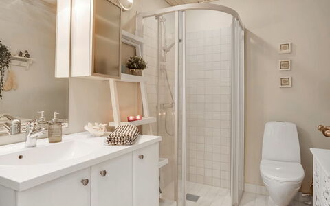 Maelle - 150M from the Sea: Salle De Bains, Design Intérieur, Luminaire Plomberie, Mur, Lavabo, Sol, Armoire De Toilette, Sol, Évier, Miroir