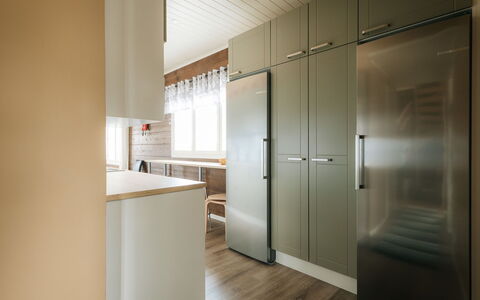 Maalaistalo Sipilä: Sol, Design Intérieur, Cabinetry, Sol, Cuisine, Bois, Comptoir, Appareil De Cuisine, Plafond, Parquet