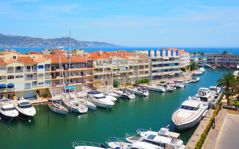 Empuriabrava 124: L'Eau, Ciel, Bateau, Navire, Jour, Propriété, Bâtiment, Bleu, Bleu Azur