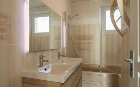 Dal D'Armor: Sol, Design Intérieur, Luminaire Plomberie, Lavabo, Sol, Salle De Bains, Évier, Bois, Robinet, Armoire De Toilette