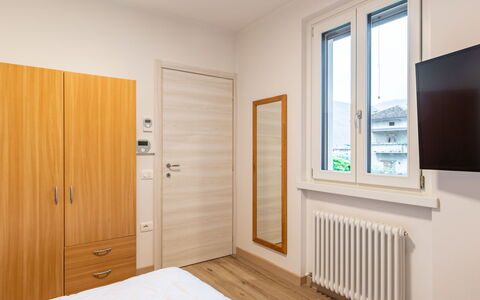Crosina: Propriété, Fenêtre, Bois, Sol, Porte, Design Intérieur, Bâtiment, Sol, Confort