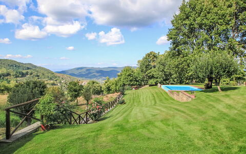 Il Poggio: L'Eau, Nuage, Ciel, Propriété, Bâtiment, Piscine, Station Balnéaire, Bleu, Arbre, Bleu Azur