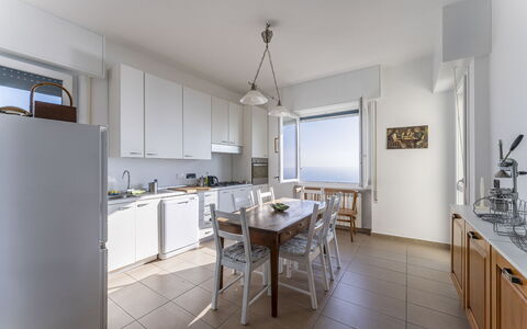 Breath-taking Portofino Promontory Seaview: Meubles, Sol, Design Intérieur, Sol, Table Cuisine Et Salle A Manger, Chaise, Plafond, Table, Salle À Manger, Appartement