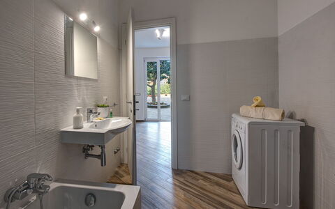 Clementine Country House: Miroir, Robinet, Propriété, Évier, Luminaire Plomberie, Bâtiment, Cabinetry, Armoire De Toilette, Bois, Salle De Bains