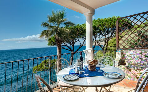 Apt Blu Mare Sorrento Coast: L'Eau, Ciel, Meubles, Propriété, Table, Chaise, Bleu, Bâtiment, Bleu Azur, Station Balnéaire