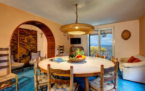 Apt Blu Mare Sorrento Coast: Table, Meubles, Propriété, Chaise, Éclairage, Design Intérieur, Bois, Salon, Mur, Sol
