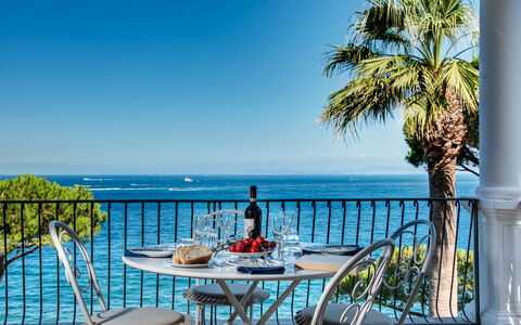 Apt Blu Mare Sorrento Coast: L'Eau, Ciel, Table, Meubles, Plante, Bleu Azur, Arbre, Mobilier De Jardin, Station Balnéaire, Chaise