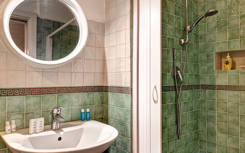 Apt Blu Mare Sorrento Coast: Miroir, Robinet, Luminaire Plomberie, Tete De Douche, Propriété, Évier, Vert, Lavabo, Salle De Bains, Panneau De Douche