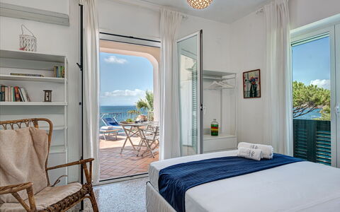 Apt Blu Mare Sorrento Coast: Meubles, Propriété, Bleu, Confort, Bleu Azur, Éclairage, Design Intérieur, Ombre, Fenêtre, Chaise