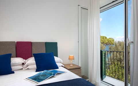 Apt Blu Mare Sorrento Coast: Bleu, Bâtiment, Confort, Bleu Azur, Textile, Bois, Ombre, Architecture, Design Intérieur