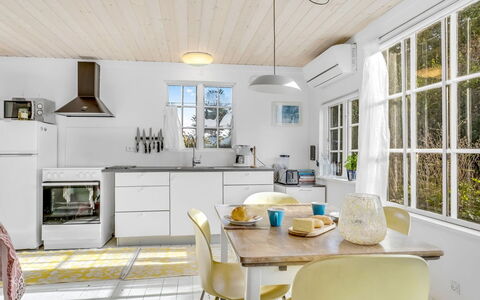 Aleta - 300M from the Sea: Cuisine, Meubles, Design Intérieur, Sol, Appareil De Cuisine, Comptoir, Sol, Plafond, Bois, Principaux Appliance