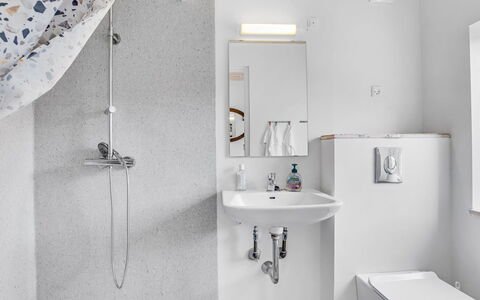 Aleta - 300M from the Sea: Luminaire Plomberie, Salle De Bains, Design Intérieur, Mur, Sol, Sol, Évier, Lavabo, Plafond, Robinet