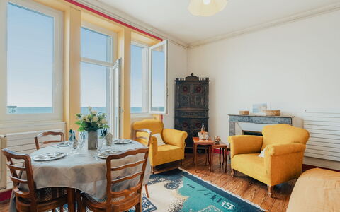 Villa Velox: Table, Meubles, Propriété, Canapé, Chaise, Bleu Azur, Plante, Fenêtre, Plante D'Appartement, Design Intérieur