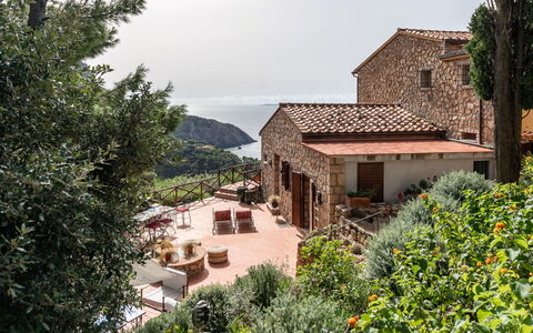 Cala Piccola: L'Eau, Plante, Bâtiment, Ciel, Bleu Azur, Arbre, Piscine, Fenêtre, Herbe, Loisir