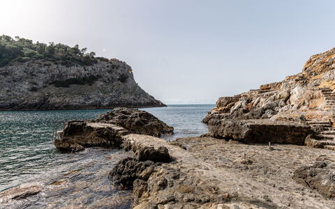 Cala Piccola: L'Eau, Plante, Bâtiment, Ciel, Bleu Azur, Arbre, Piscine, Fenêtre, Herbe, Loisir
