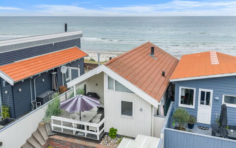 Aswith - 5M from the Sea: Meubles, Design Intérieur, Appartement, Sol, Sol, Table, Chaise, Pièce, Domicile, Table Cuisine Et Salle A Manger