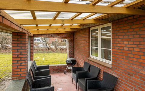 Agla - 2.5Km from the Sea: Bois, Plafond, Tache De Bois, Brique, Dur, Structure En Plein Air, Mobilier De Jardin, Ombre, Jardin, Arrière-Cour