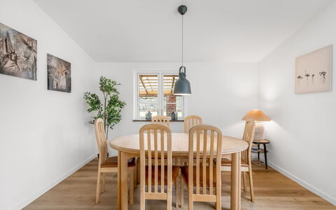 Agla - 2.5Km from the Sea: Meubles, Sol, Design Intérieur, Bois, Sol, Plafond, Parquet, Chaise, Table, Salle À Manger