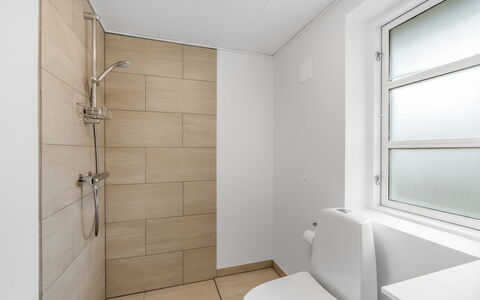 Agla - 2.5Km from the Sea: Siège De Toilette, Salle De Bains, Sol, Toilette, Sol, Luminaire Plomberie, Mur, Design Intérieur, Plomberie, Pièce