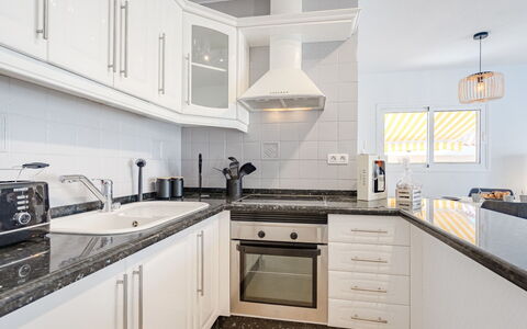 Mila Moon: Cabinetry, Comptoir, Évier, Evier, Propriété, Cuisinière, Robinet, Cuisine, Électroménager, Design Intérieur