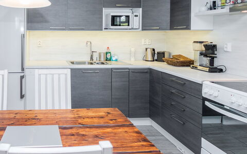 Kiehtäjän Lahti: Cuisine, Appareil De Cuisine, Meubles, Comptoir, Cabinetry, Principaux Appliance, Sol, Design Intérieur, Bois, Électroménager