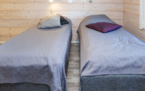 Kiehtäjän Lahti: Bois, Chambre, Sol, Sol, Lit, Drap De Lit, Literie, Cadre De Lit, Pièce, Dur
