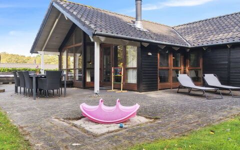 Kaarina - 250M from the Sea: Meubles, Design Intérieur, Sol, Sol, Plafond, Pièce, Chaise, Table, Appartement, Table Cuisine Et Salle A Manger