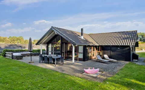 Kaarina - 250M from the Sea: Meubles, Design Intérieur, Sol, Sol, Plafond, Pièce, Chaise, Table, Appartement, Table Cuisine Et Salle A Manger