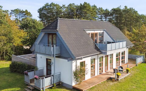 Elmeri - 200M from the Sea: Maison, Domicile, Toit, Chalet, Biens, Aménagement Paysager, Batiments Jardin, Siding, Ferme