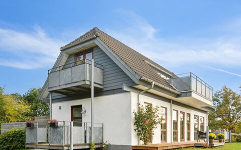 Elmeri - 200M from the Sea: Maison, Domicile, Toit, Chalet, Biens, Aménagement Paysager, Batiments Jardin, Siding, Ferme