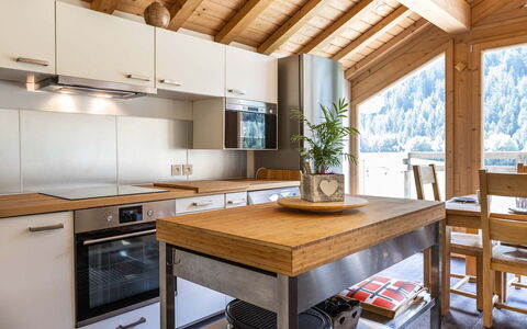 Chalet Ponturin: Meubles, Cuisine, Design Intérieur, Comptoir, Sol, Appareil De Cuisine, Bois, Plafond, Principaux Appliance, Cabinetry