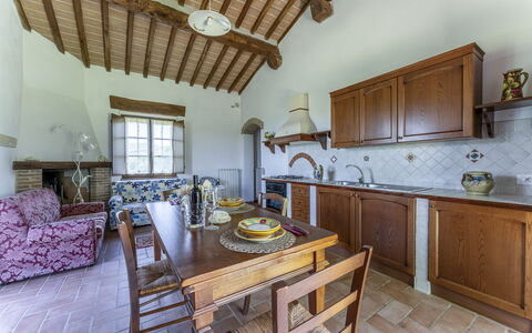 Marcigliana Cottage, Pool, Radicondoli: Meubles, Propriété, Cabinetry, Comptoir, Bâtiment, Table, Bois, Fenêtre, Canapé, Design Intérieur