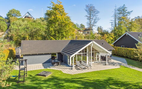 Solborg - 800M from the Sea: Maison, Domicile, Porte, Toit, Chalet, Biens, Jardin, Ombre, Siding, Cour