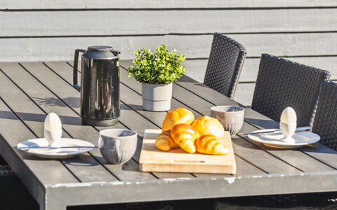 Solborg - 800M from the Sea: Maison, Domicile, Porte, Toit, Chalet, Biens, Jardin, Ombre, Siding, Cour